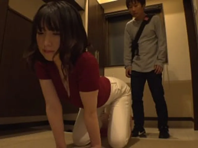 Ông chồng lo làm việc, Người vợ ở nhà lén lút với cậu thanh niên phòng bên