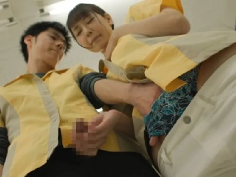 điên cuồng Trả bài nữ đồng nghiệp nứng lồn trong siêu thị mini