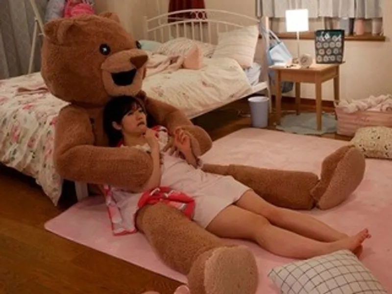 Chú bồ nhồi bông và em học sinh nữ ngây thơ