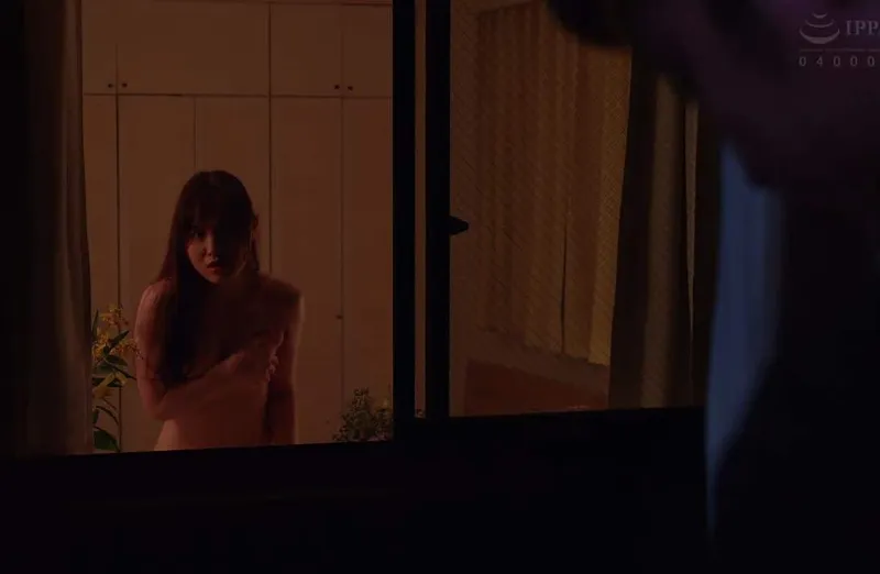 Cô nàng nhà bên người chồng ông chồng nhà sát bên thường xuyên thay đồ ở ngay cửa sổ