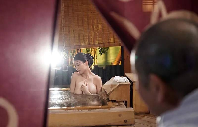 Vợ của con trai bị bố chồng yêu nhìn trộm khi đang tắm rồi nện đến mang thai