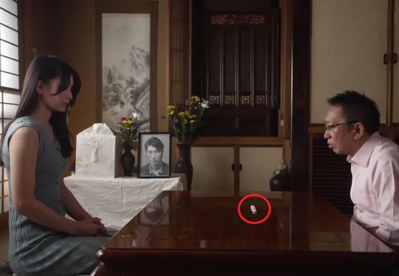 Một ngày sau tang lễ ông chồng, con dâu đã bị bố anh xã ép nắc không bao đến mang thai